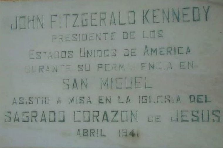 La placa dedicada a Kennedy en la iglesia del pueblo.