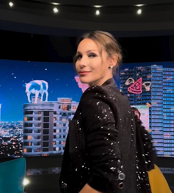 Pampita deslumbró a sus fans con un outfit sastrero a puro brillo