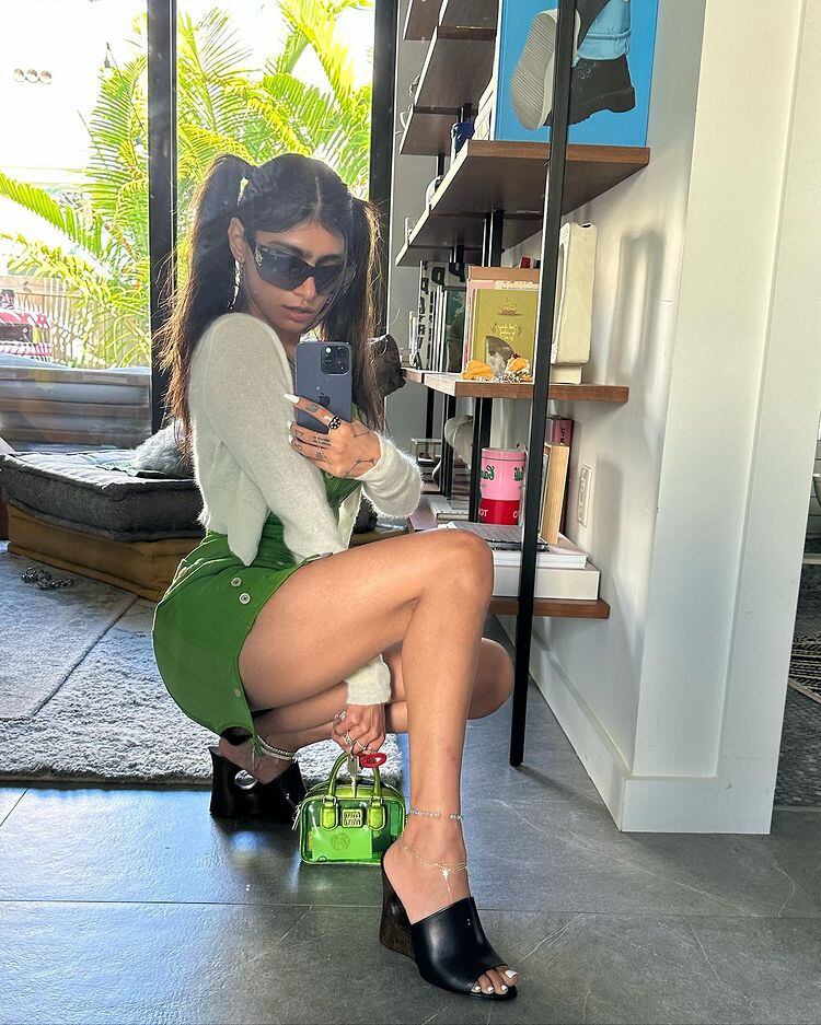 Mia Khalifa posó frente al espejo.