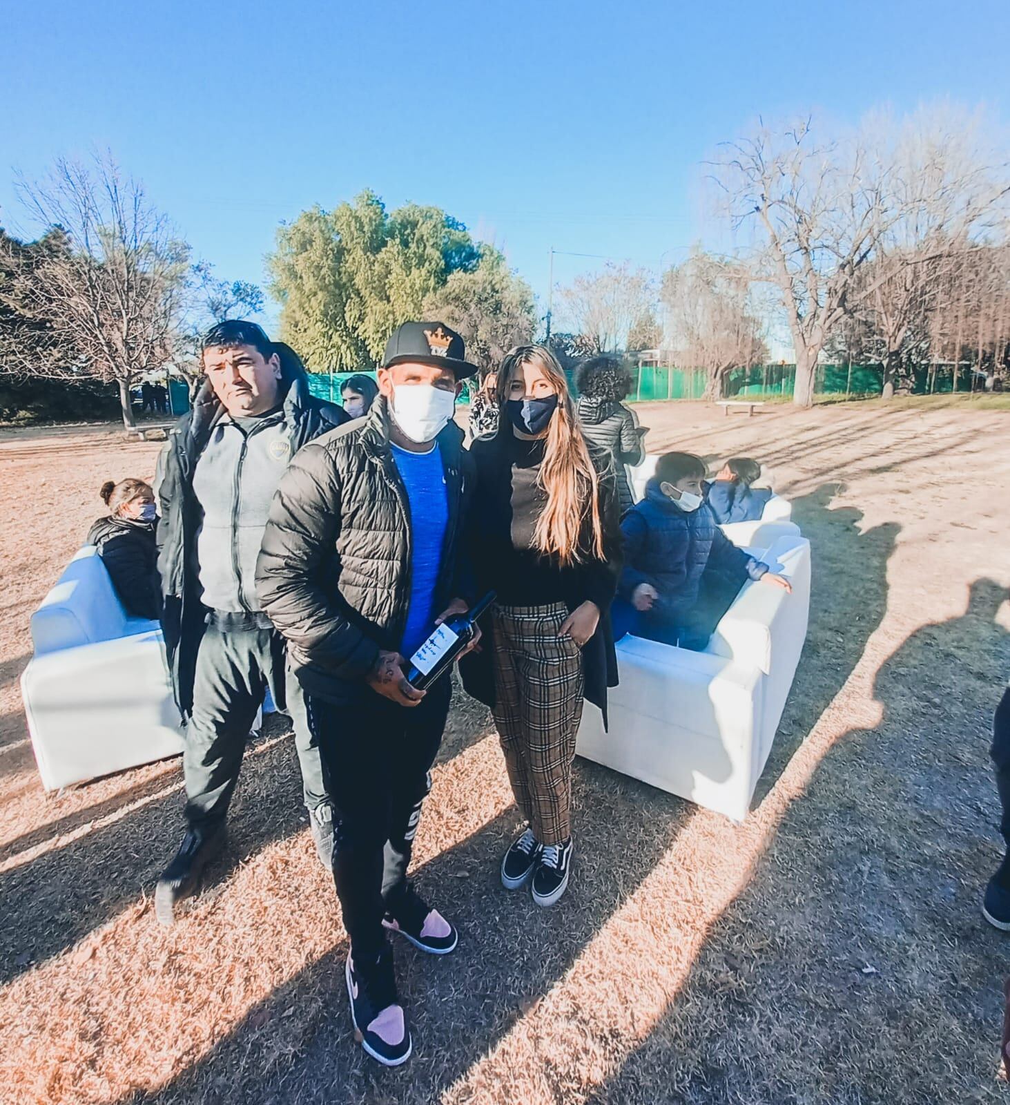 Carlos Tevez vio el atardecer desde las alturas en un globo aerostático en Junín y recibió e regalo un vino desarrollado por un grupo de mendocinos y que está inspirado en la aviación y el fútbol.