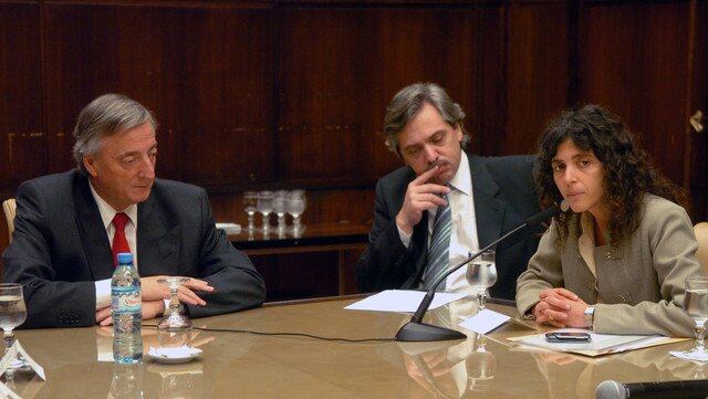 Romina Picolotti junto a Néstor Kirchner y  el actual presidente de la Nación, Alberto Fernández.