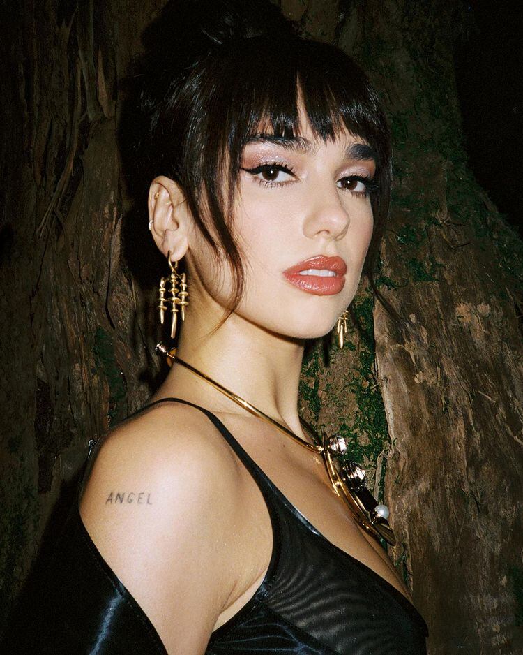 Dua Lipa lució un look que causó furor en las redes sociales.