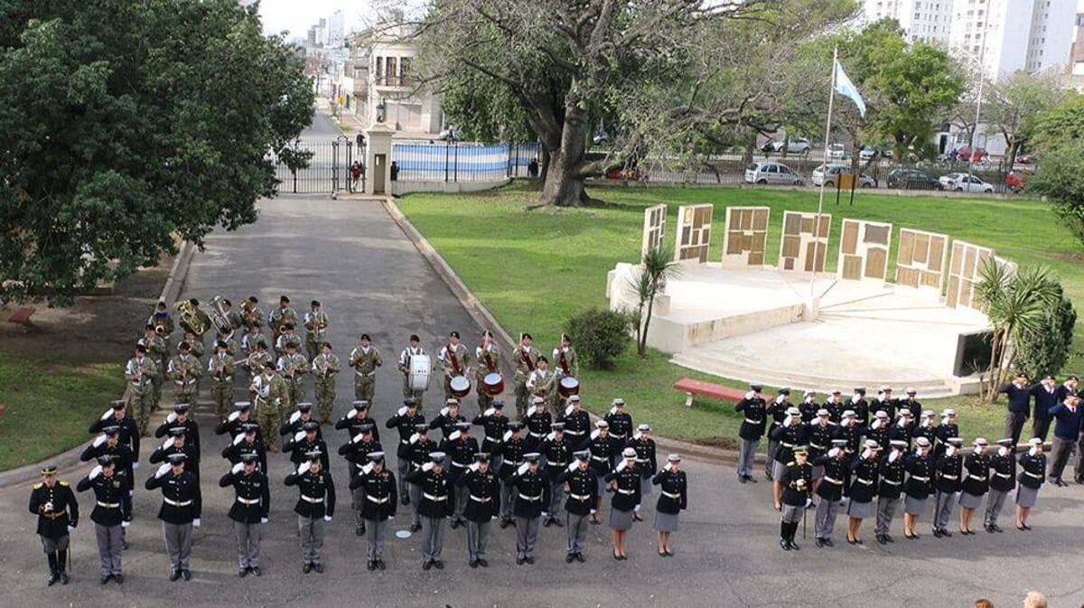 La banda del Liceo Militar emocionó a todos con un homenaje a los médicos del Cullen