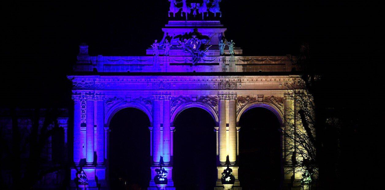 El Parque del Cincuentenario en Bruselas, Bélgica, iluminado con los colores representativos de Ucrania.