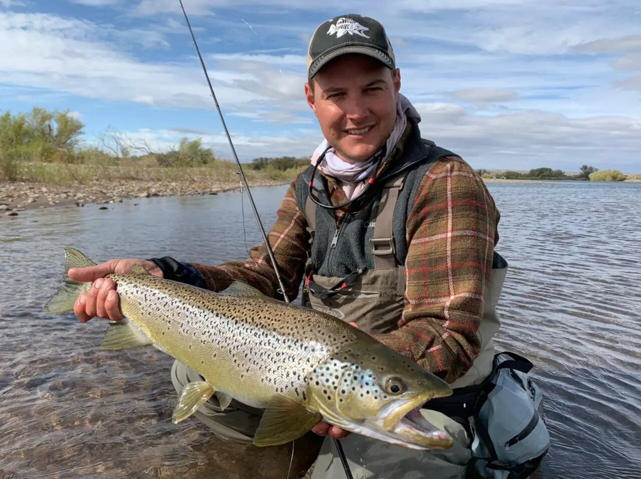 Matías Fernández Carro pescó 70 truchas en el río Limay Medio.