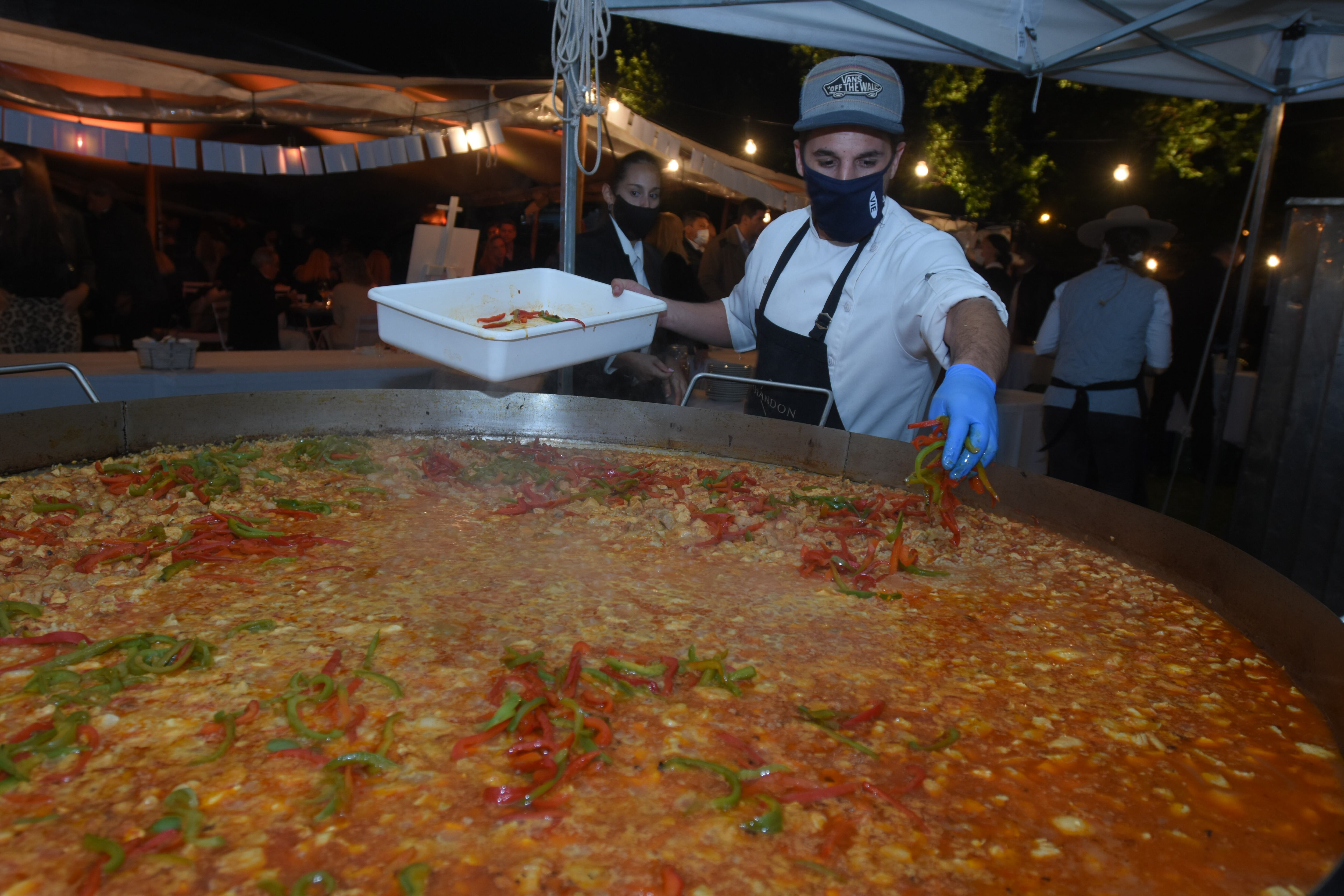 Agustín Drah y Victoria Suero preparon uno de los platos españoles más pedidos de la noche. (Nicolás Ríos / Los Andes)