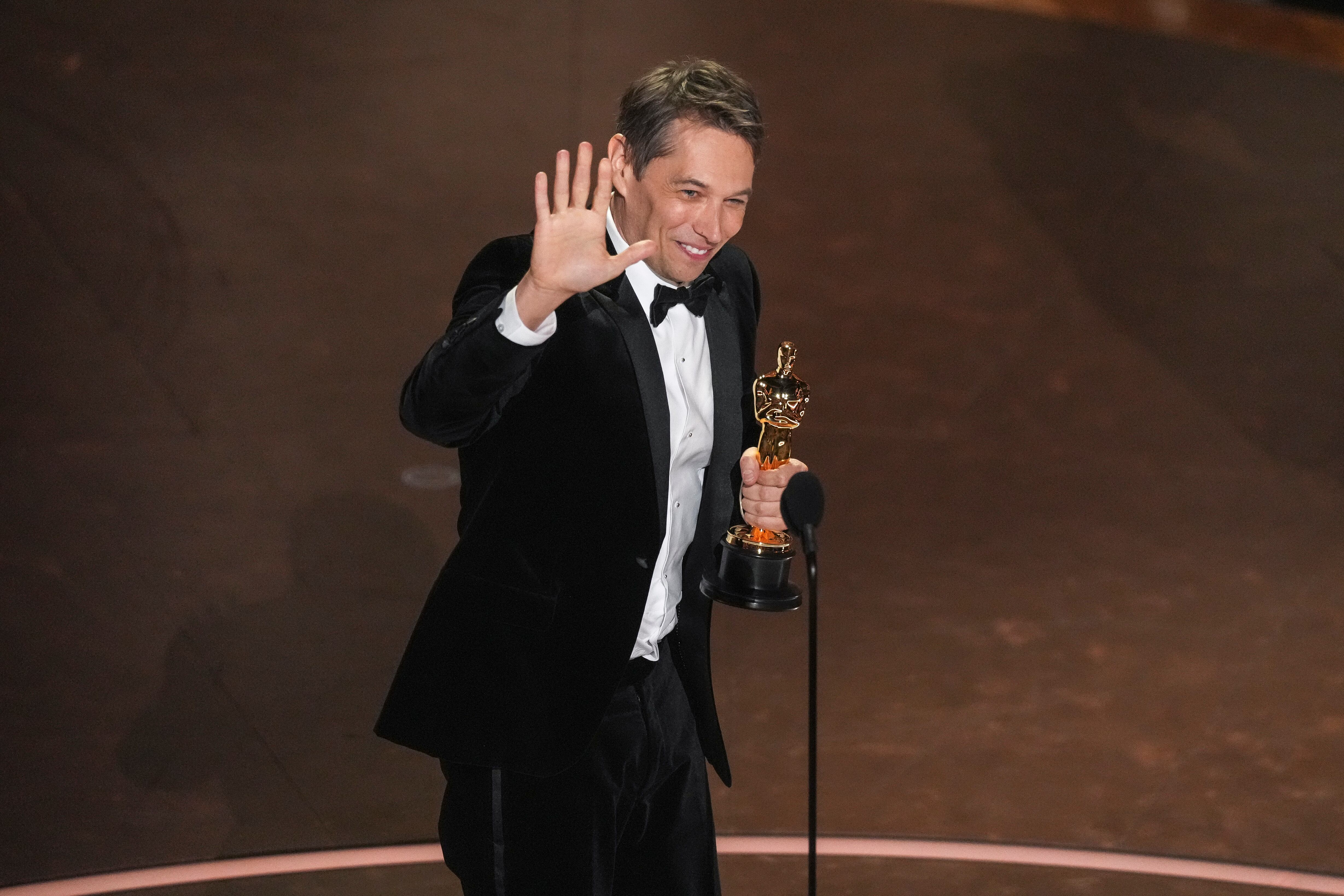 Sean Baker recibe el Oscar a la mejor dirección por "Anora" el domingo 2 de marzo de 2025, en el Teatro Dolby en Los Ángeles. (AP Foto/Chris Pizzello)