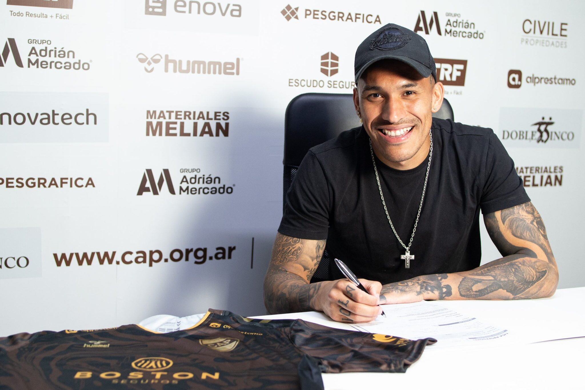 El arquero de Platense, Ignacio Arce, durante la firma con el equipo "Calamar".