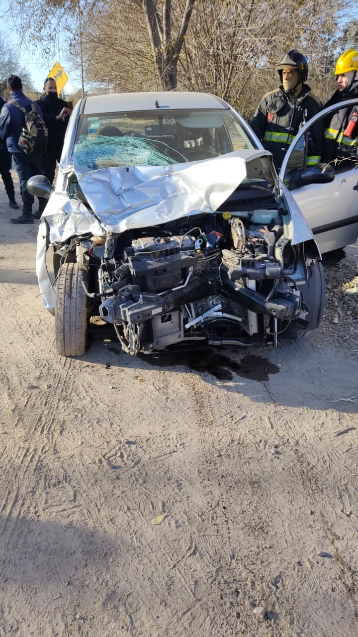 Choque. El siniestro ocurrió entre calle 14 y ruta Intermunicipal, en Mendiolaza. (Defensa Civil)