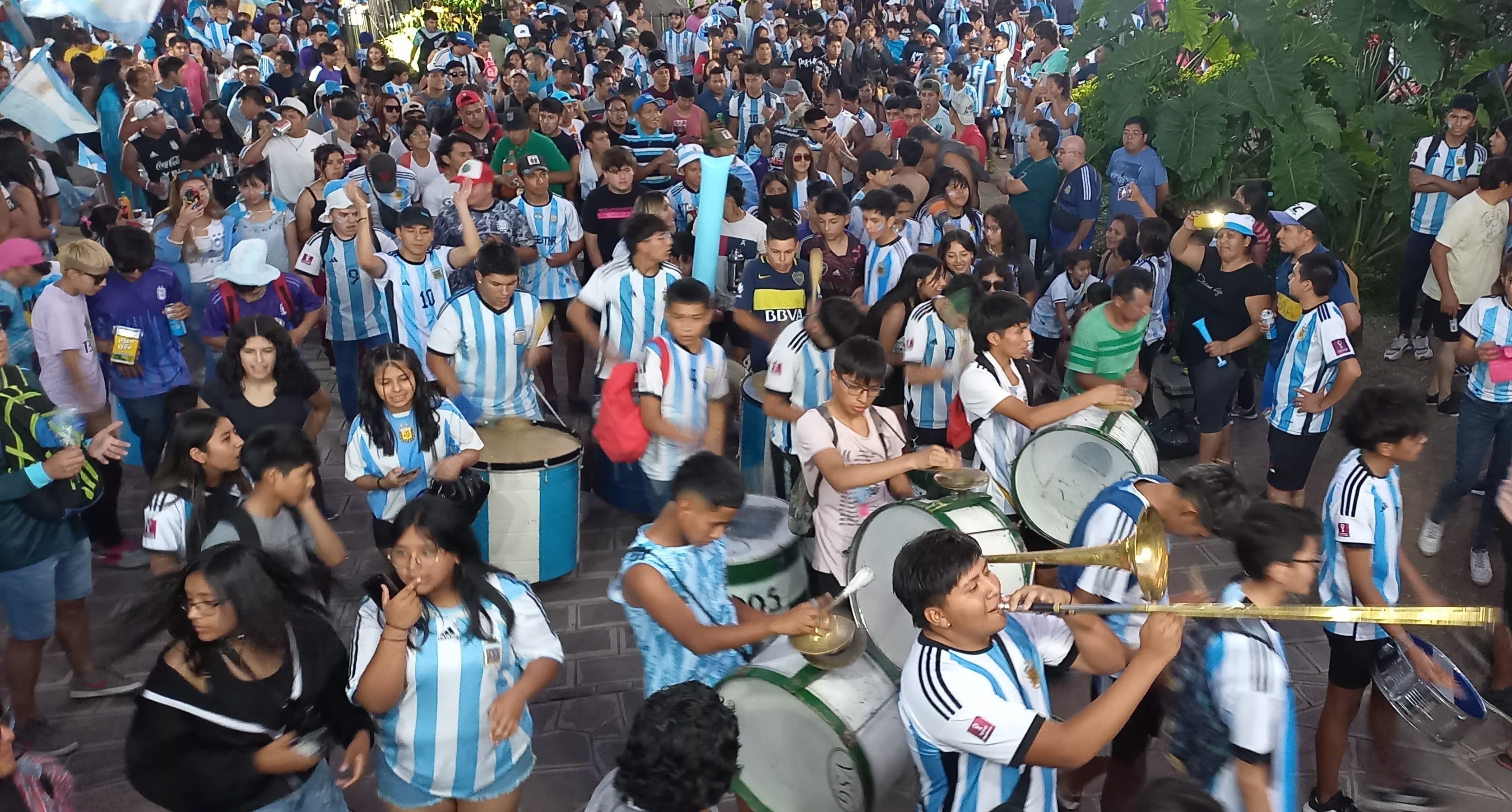 "Muchachos, ahora nos volvimos a ilusionar, quiero ganar la tercera, quiero ser campeón mundial", coreaba en Jujuy la multitud.