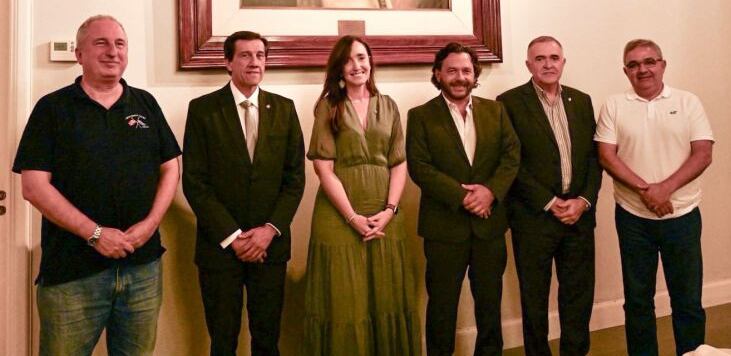 La vicepresidenta Victoria Villarruel saludó a los gobernadores Hugo Passalacqua (Misiones), Carlos Sadir (Jujuy), Gustavo Sáenz (Salta), Osvaldo Jaldo (Tucumán) y Raúl Jalil (Catamarca), en la víspera de la recordación en la vecina provincia.