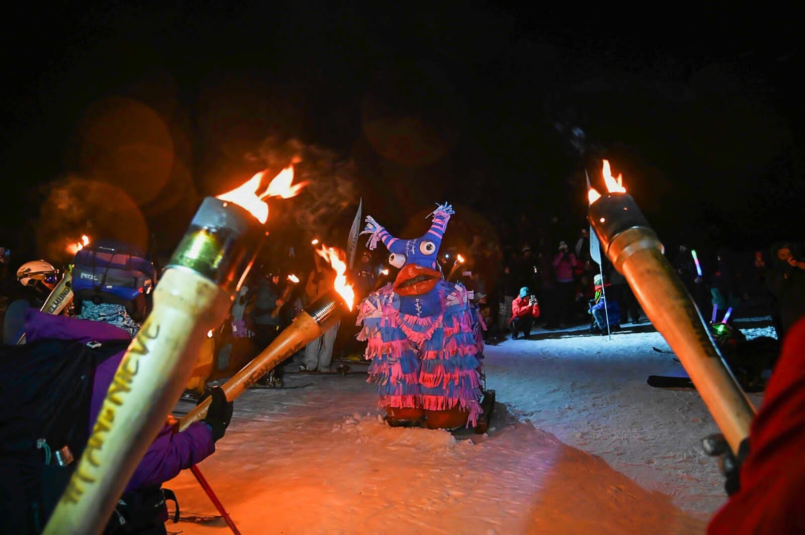 Gran participación de la tradicional Bajada con Antorchas del Glaciar Martial