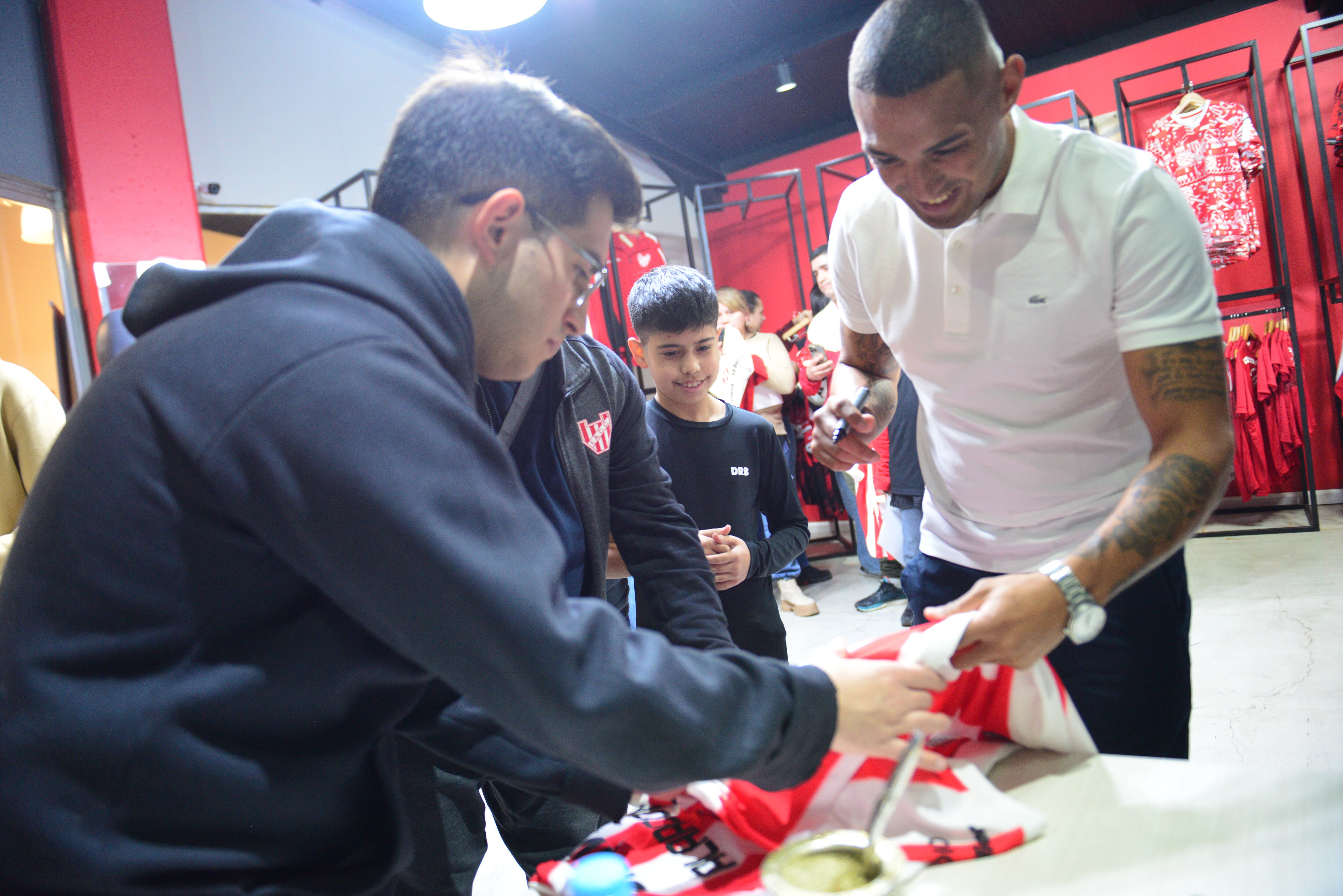 Fernando Alarcón jugador de Instituto en la sede del club firmando remeras