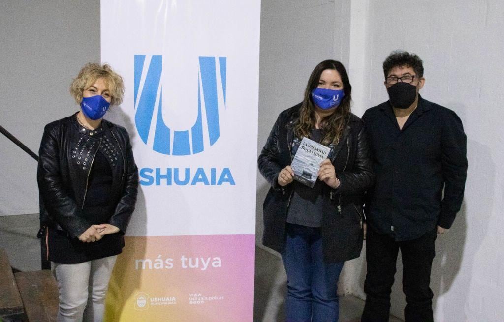 La secretaria de Cultura y Educación María José Calderón y la subsecretaria de Cultura, Belén Molina, acompañaron a Luis Comis en la presentación del libro. 