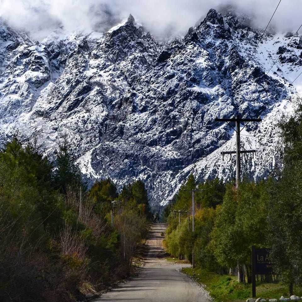 El Paraje Las Golondrinas se encuentra sobre la Ruta 40, al norte de Lago Puelo y al sur de El Bolsón.