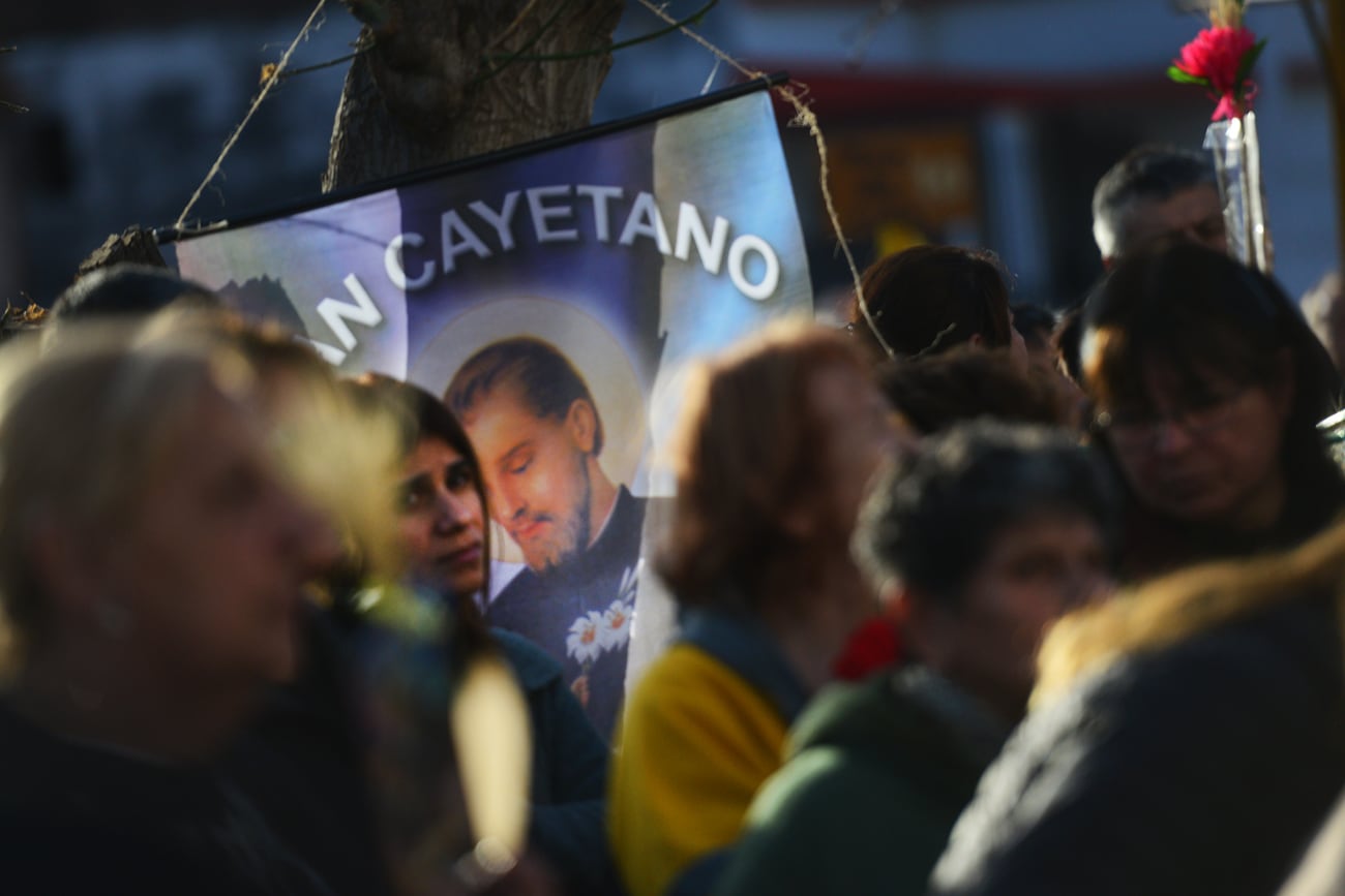 Procesión de San Cayetano por las calles de barrio Altamira con la presencia del Arzobispo Ángel Rossi. Foto Javier Ferreyra