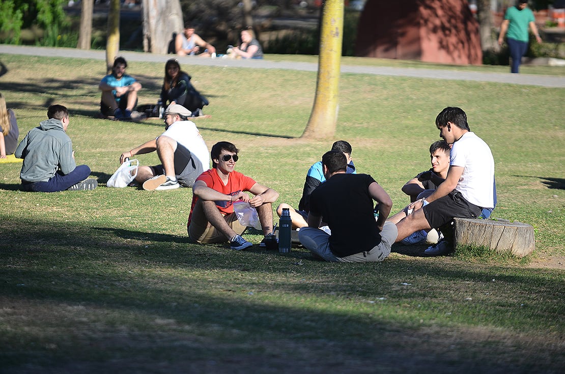 Sin barbijo al aire libre.