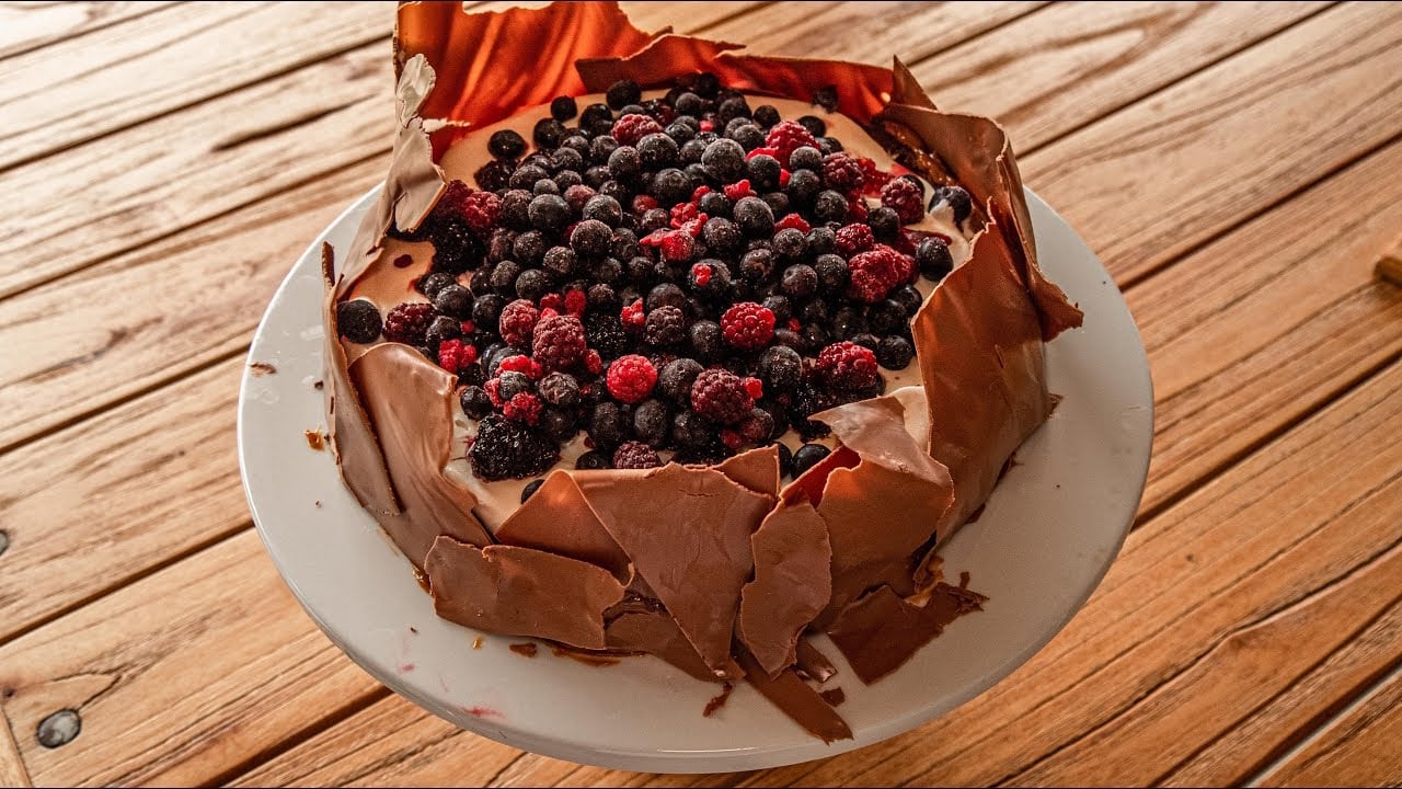 Torta amarga con frutos rojos