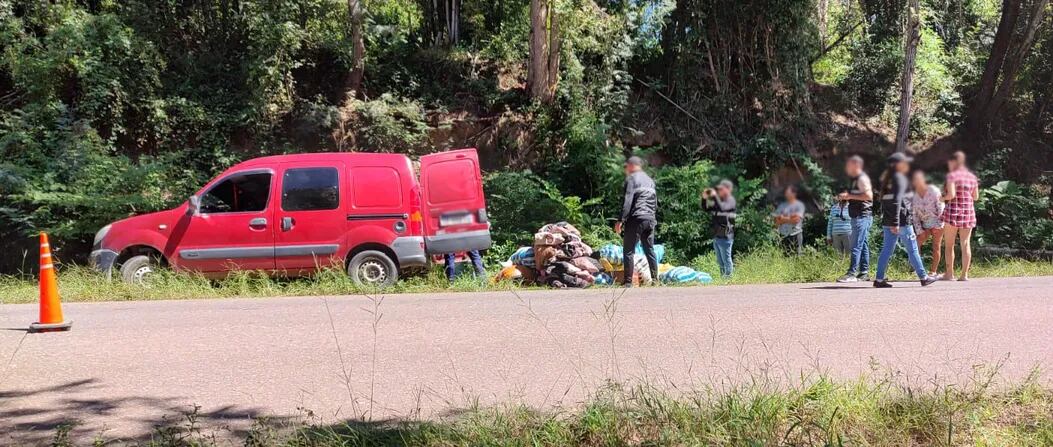 Personal de la Agencia Provincial de Delitos Complejos incautó mercadería de contrabando y dinero en efectivo, en El Talar (Jujuy).