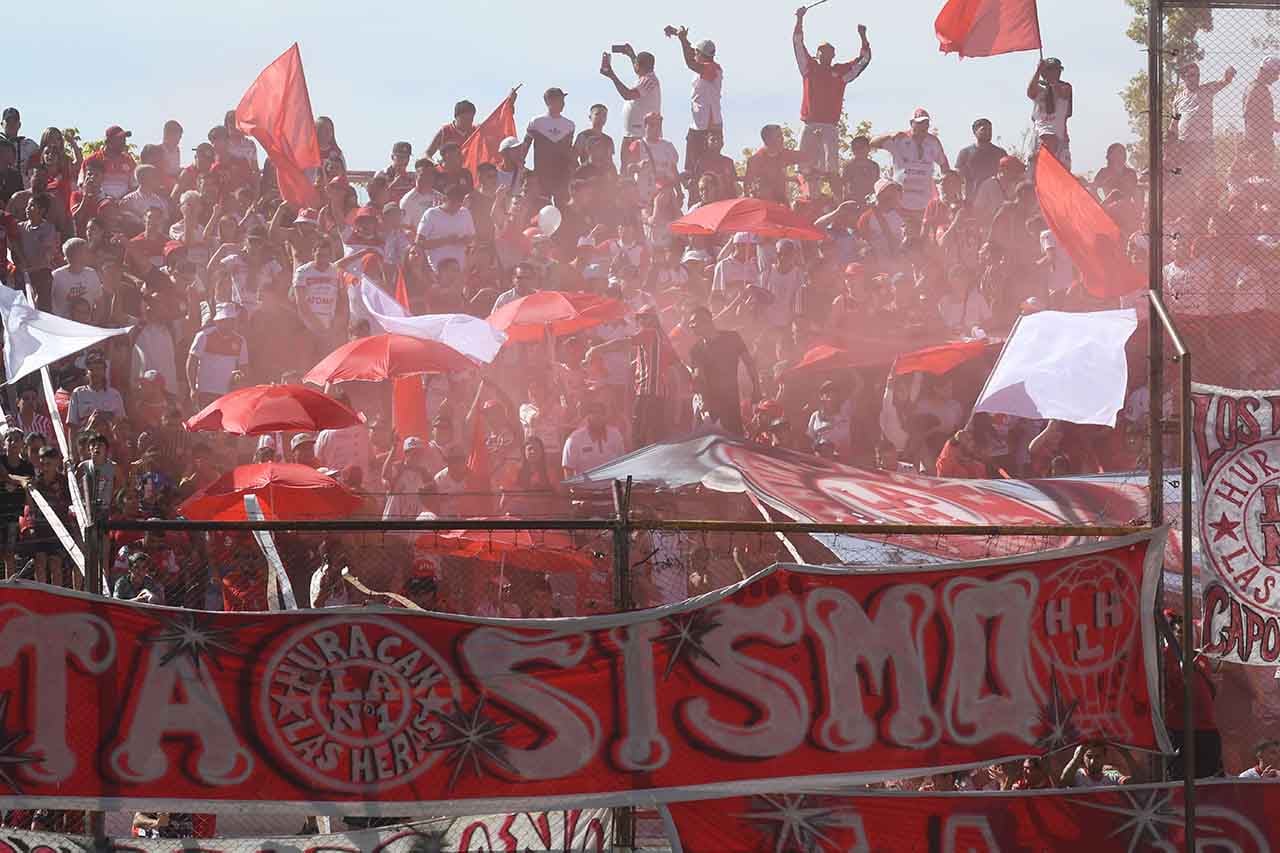 Fútbol Federal A, Huracán Las Heras vs. Ferro de General Pico La Pampa en cancha de Huracán.
Volvió el fútbol al estadio General San Martín de Hurcán Las Heras tras un año suspendido por graves incidentes


Foto: José Gutierrez / Los Andes 