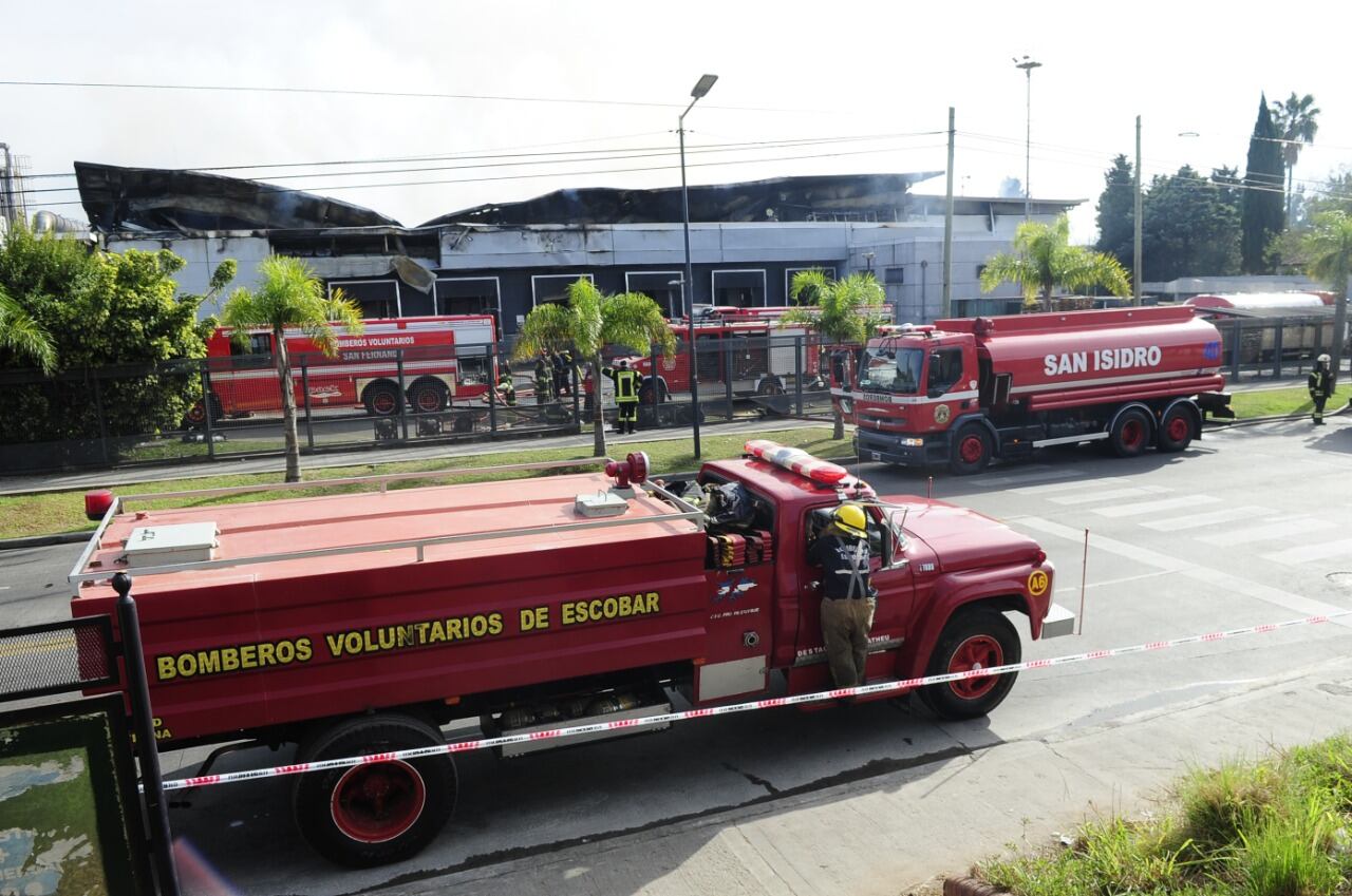 Al menos 20 dotaciones de bomberos trabajaron para apagar el voraz incendio en una panificadora de San Fernando, provincia de Buenos Aires.