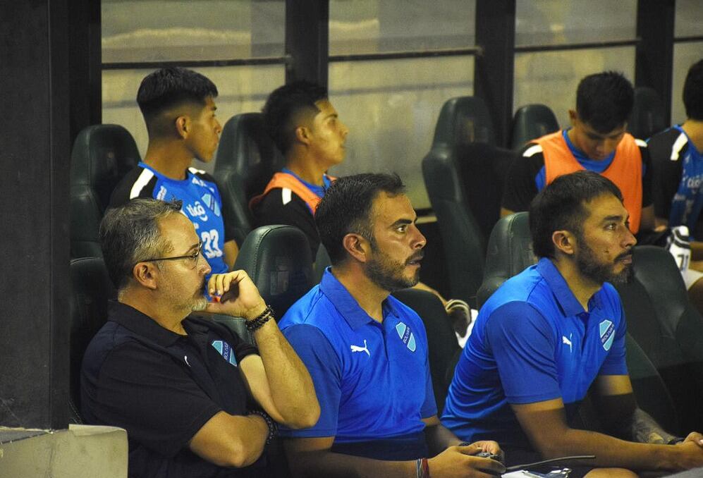 El preparador físico jujeño compartiendo el banco con el técnico argentino Flavio Robatto y suplentes del Bolívar.