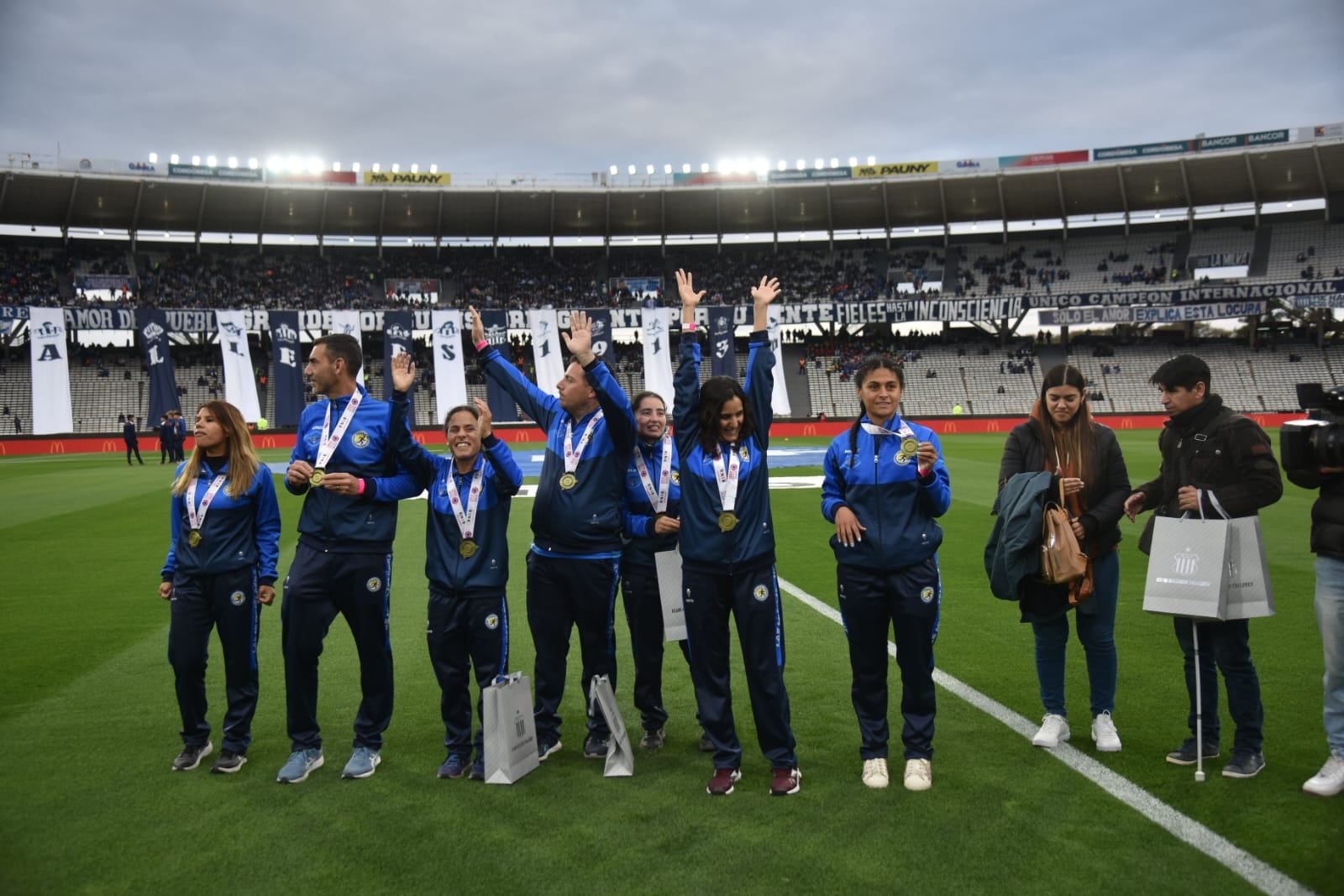 Las Murciélagas fueron homenajeadas por Talleres en el Kempes. Ovación para las campeonas del mundo. (Facundo Luque / La Voz)