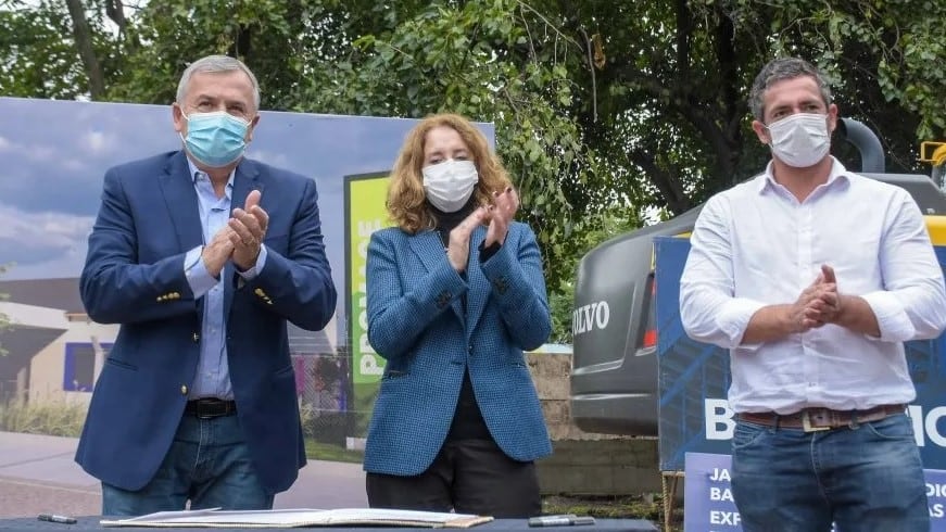 En el acto de inicio de obra en el barrio Islas Malvinas la ministra Bovi explicó que un jardín maternal “no es guardería” sino “una unidad pedagógica para ayudar con las destrezas en la primera infancia”. En la foto, flanqueada por el gobernador Morales y el representante de la empresa constructora contratada para llevar adelante el proyecto.