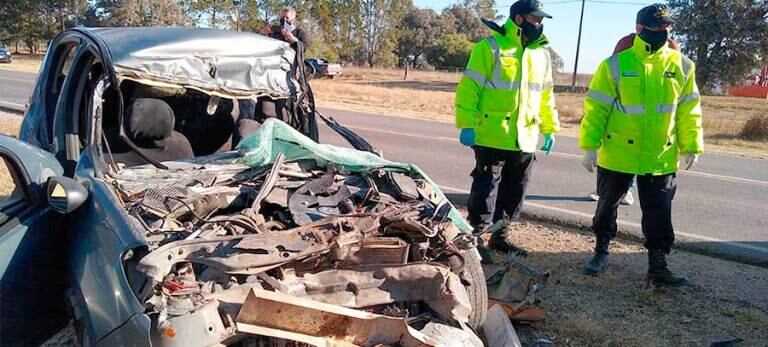 La parte frontal del auto quedó destrozada 