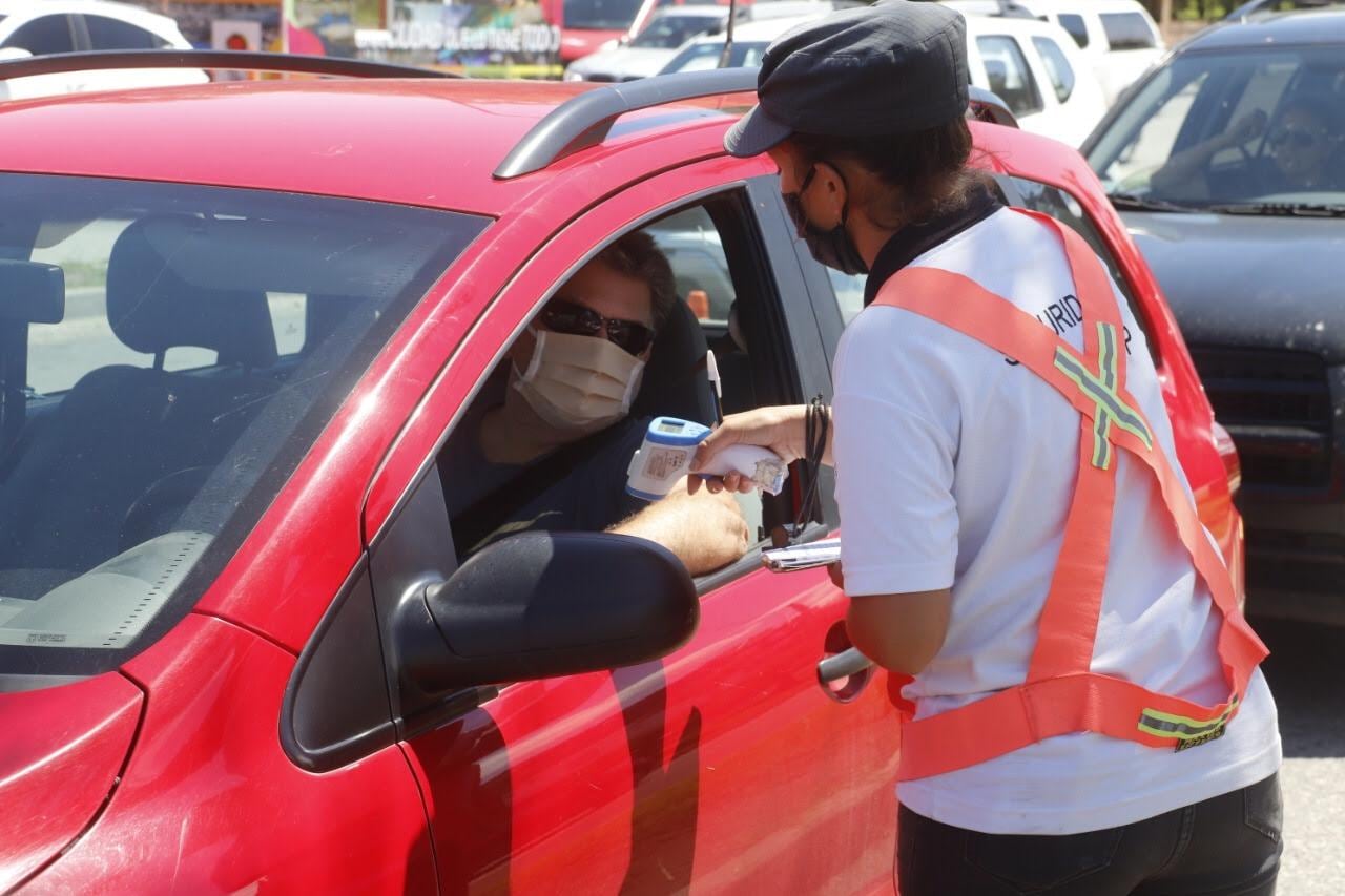 Controles en los accesos a Villa Carlos Paz, y entrega de "kits sanitarios" a los turistas que arriban a la ciudad.