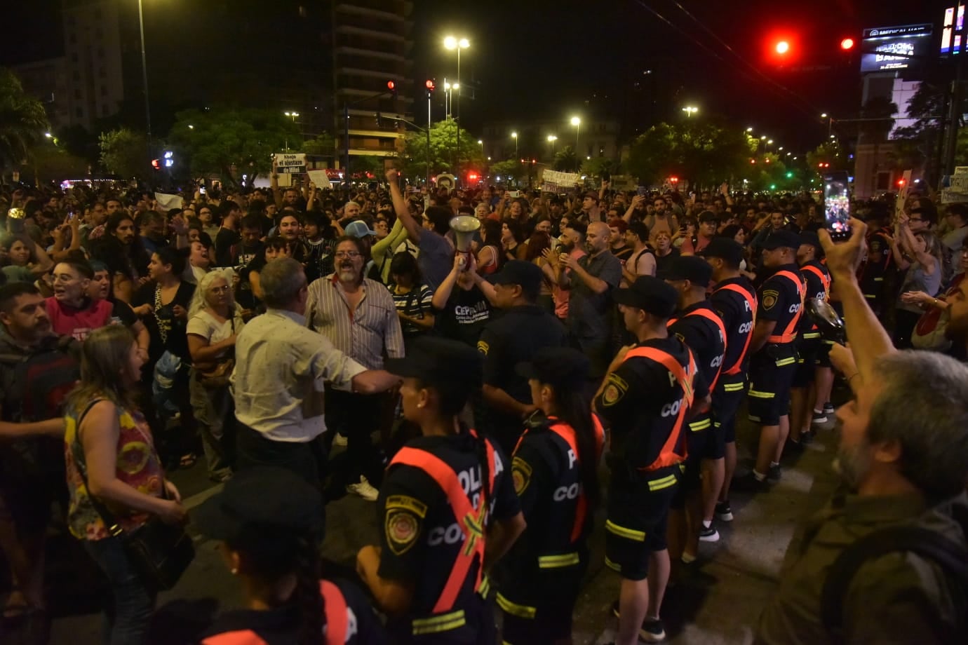 Cacerolazo en el Patio Olmos. (Facundo Luque / La Voz)