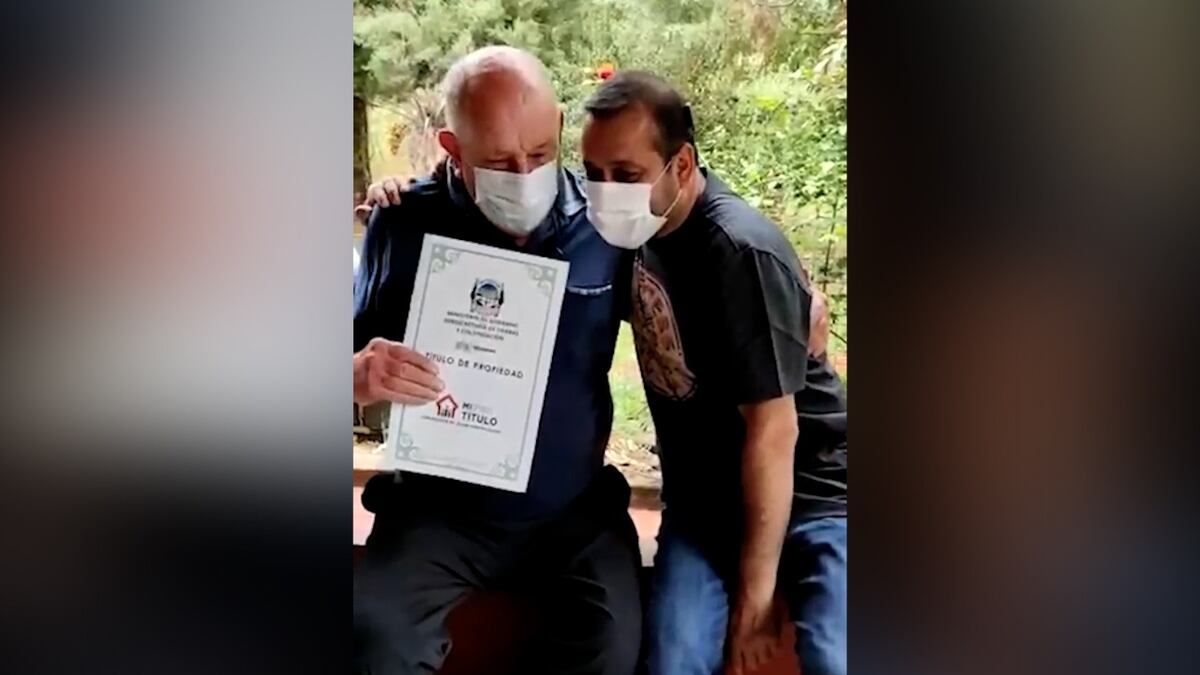 Vecinos de Campo Ramón recibieron títulos de propiedad de mano del gobernador
