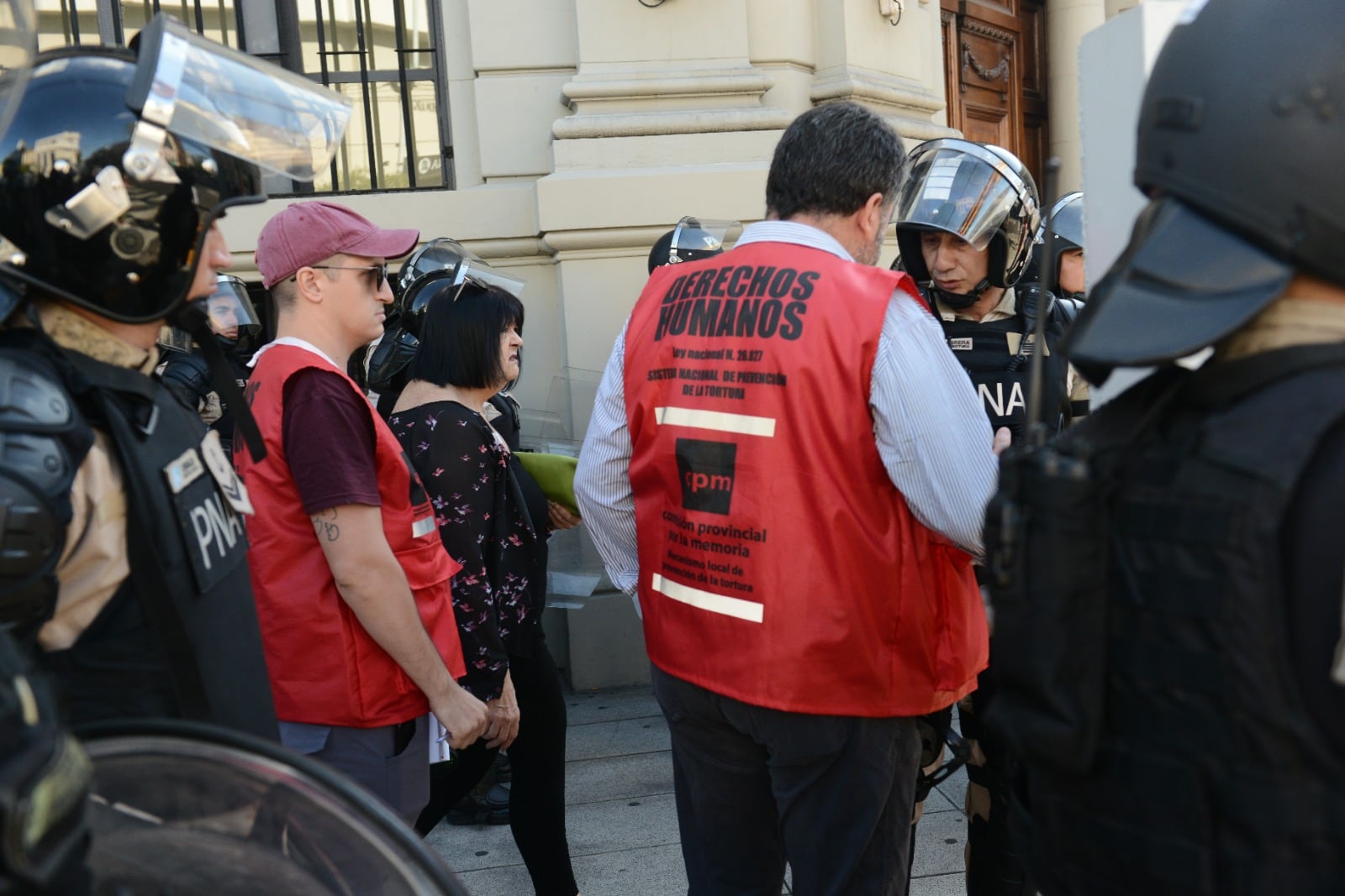 La Policía impidiendo el paso a los manifestantes.