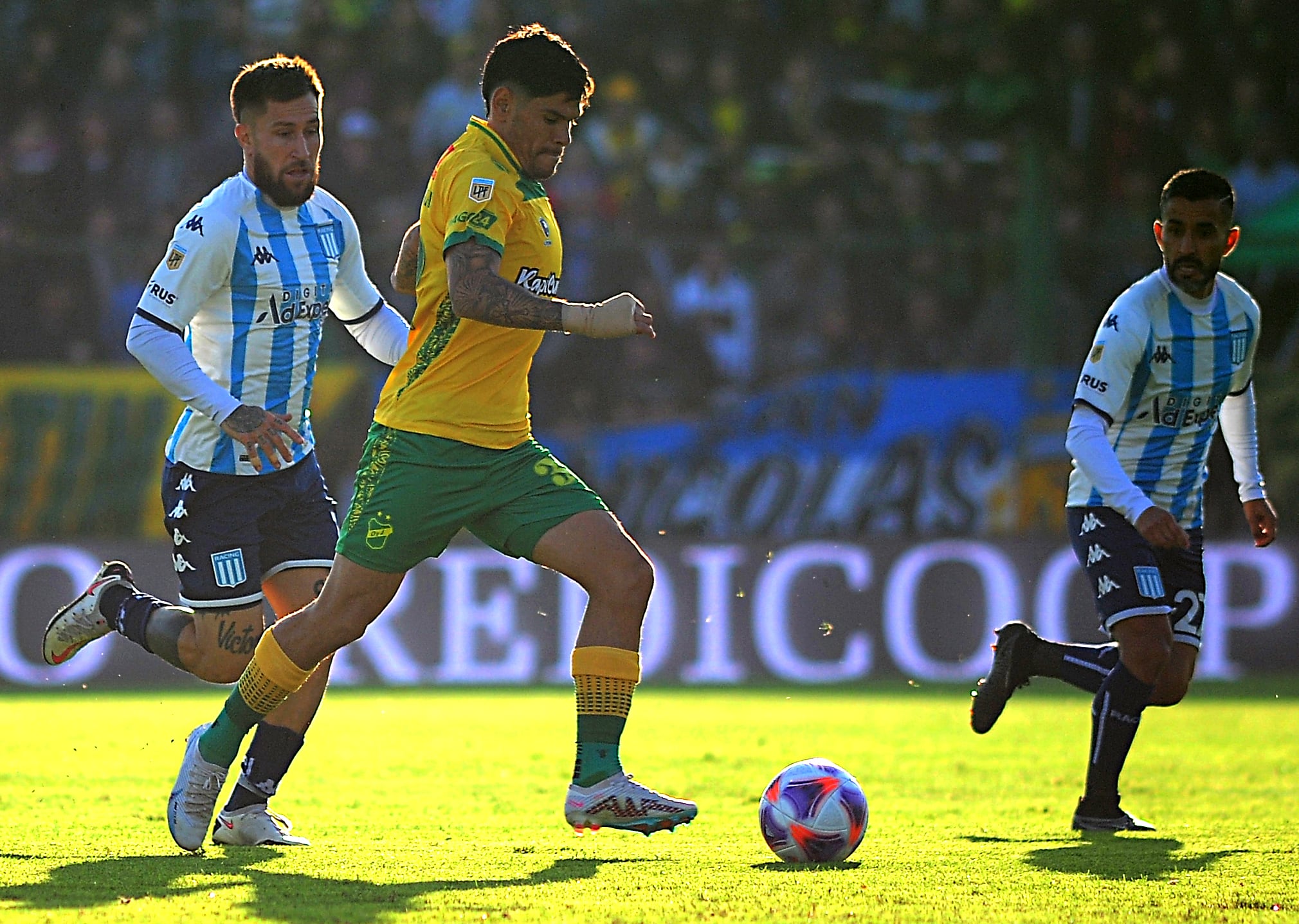 Defensa y Justicia se enfrenta a Belgrano en su cancha por la fecha 20 de la Liga Profesional. (Fotobaires)