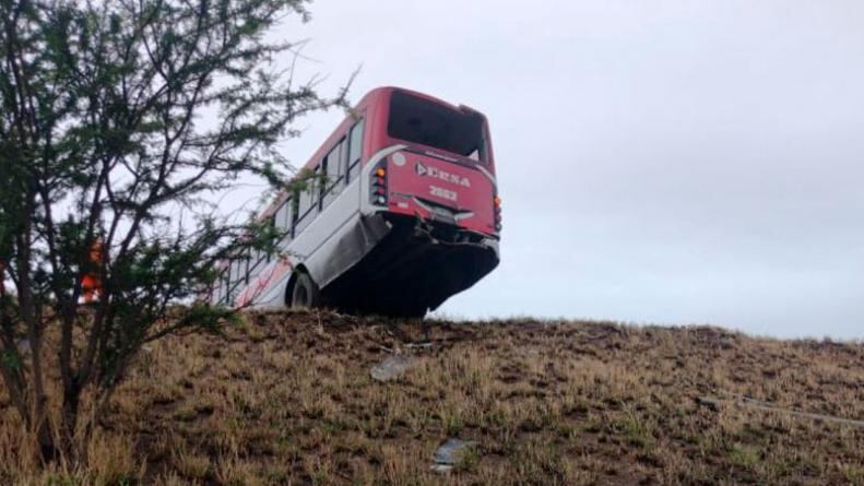 Un colectivo de Ersa despistó en avenida Circunvalación a la altura de la autopista Córdoba-Rosario.