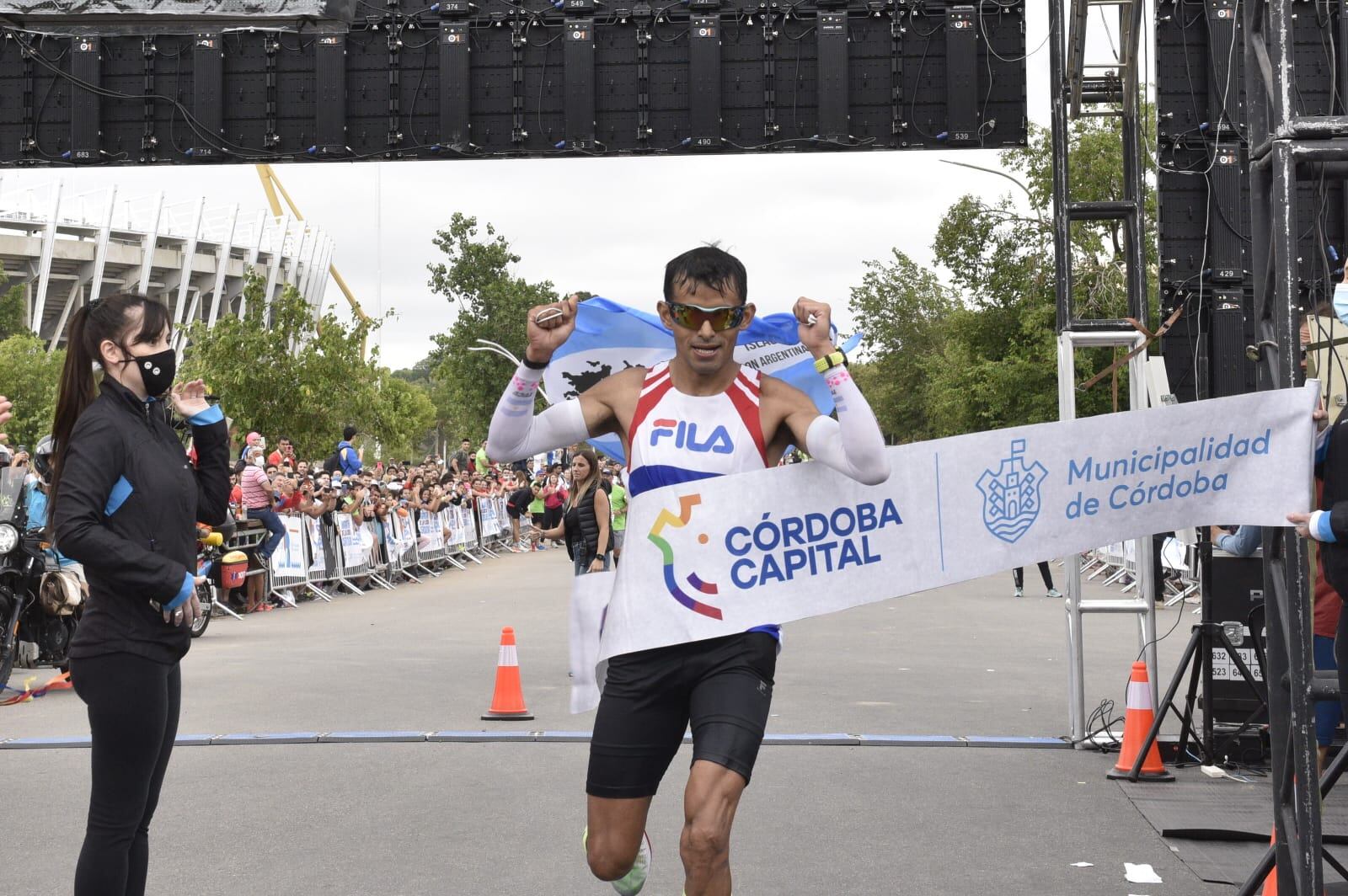 Pedo Gómez, ganador de los 42k en la maratón "Recorré Córdoba". (Ramiro Pereyra / La Voz)