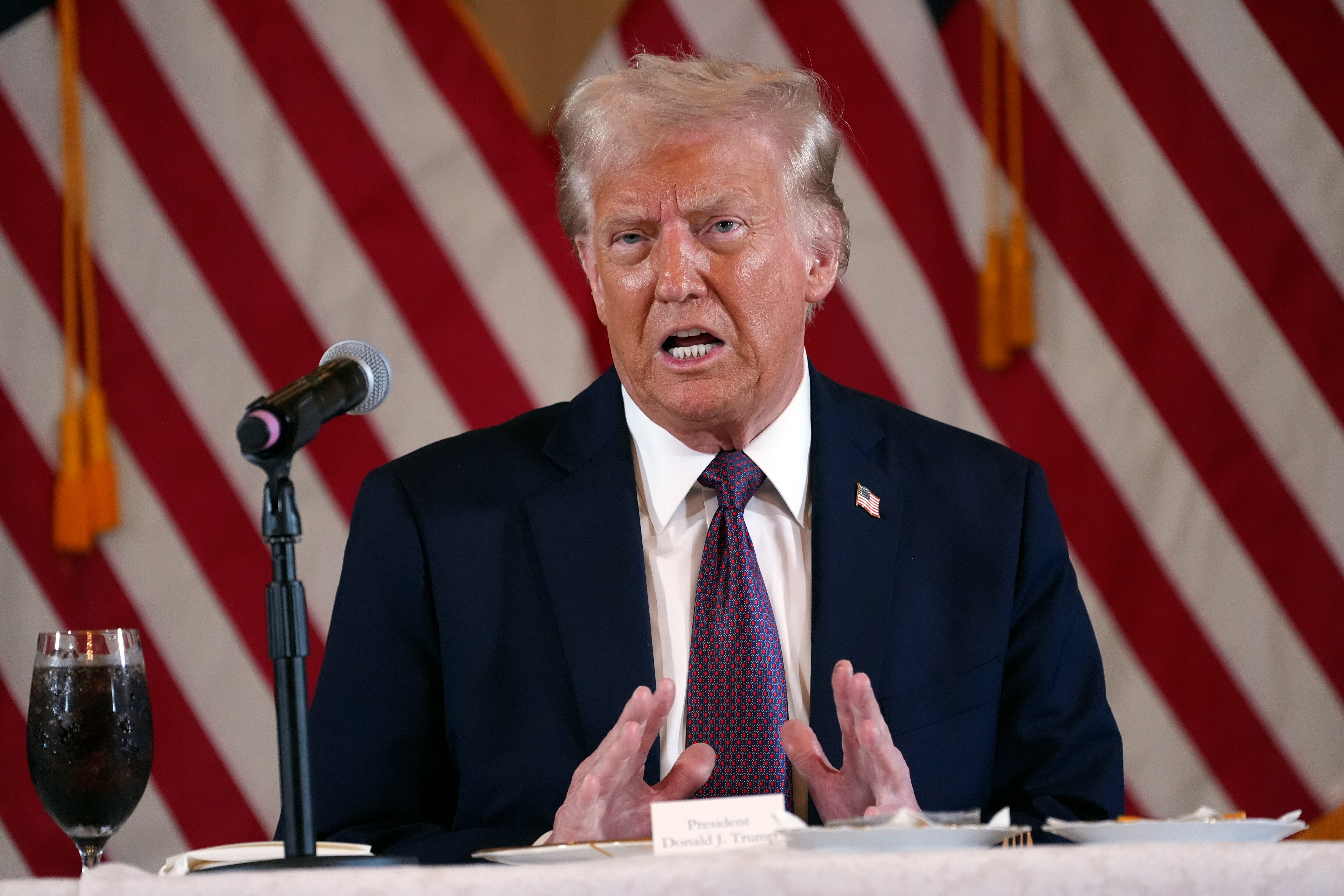 El presidente electo, Donald Trump, habla en una reunión con gobernadores republicanos en Mar-a-Lago, el jueves 9 de enero de 2025, en Palm Beach, Florida. (AP Foto/Evan Vucci)