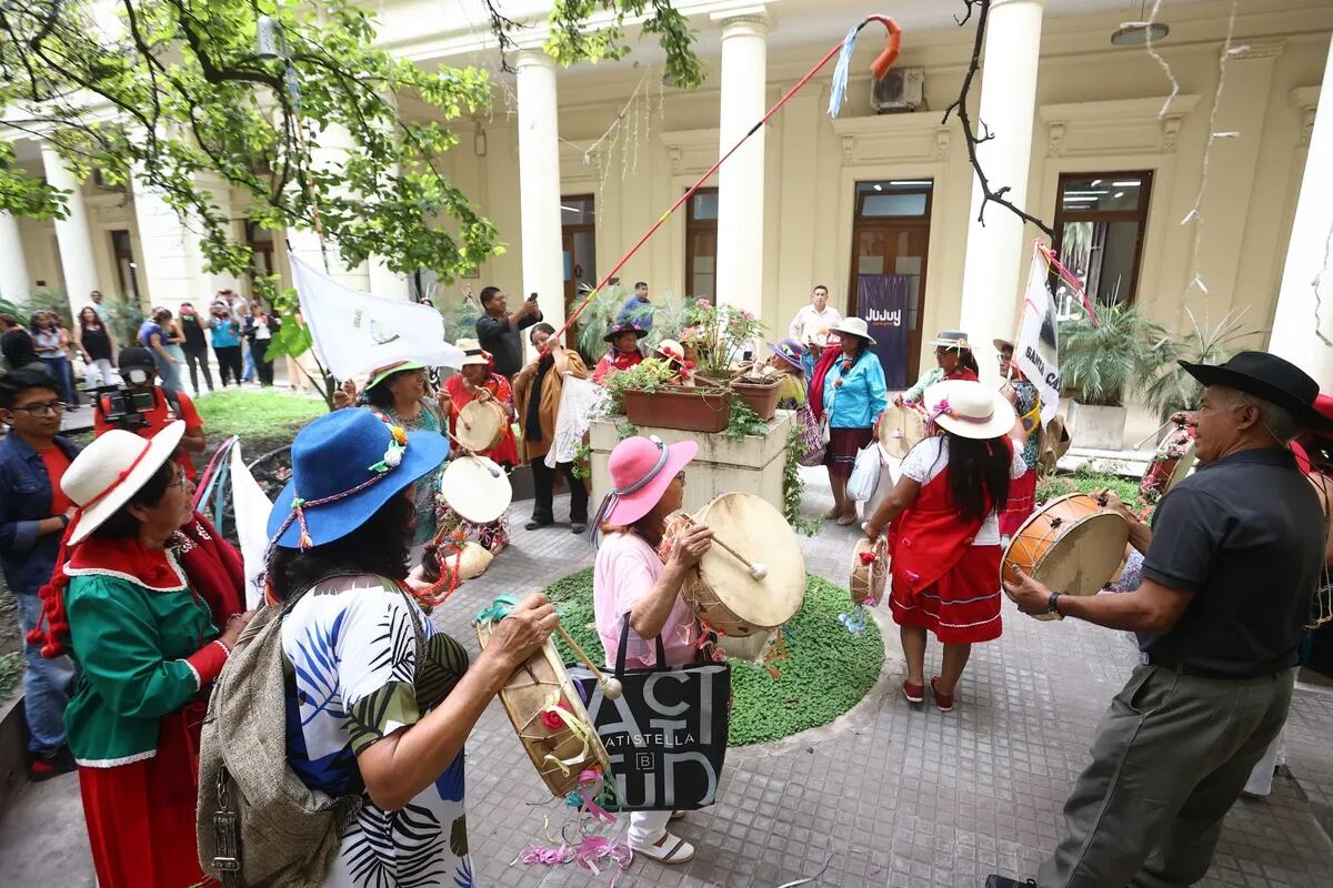 El Patio de las Magnolias de la Casa de Gobierno fue escenario de un colorido espectáculo para celebrar el Jueves de Comadres.