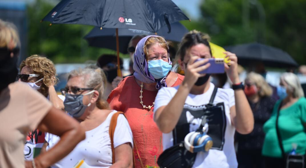 Algunas personas se presentaron a vacunarse sin turno. (Fotos: José Hernández)