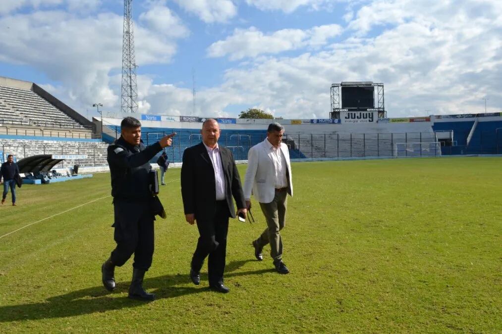 El ministro de Seguridad de Jujuy, Luis Martín, recorrió las instalaciones del estadio "23 de Agosto" para diagramar con la Policía el dispositivo de control a implementar el domingo próximo.