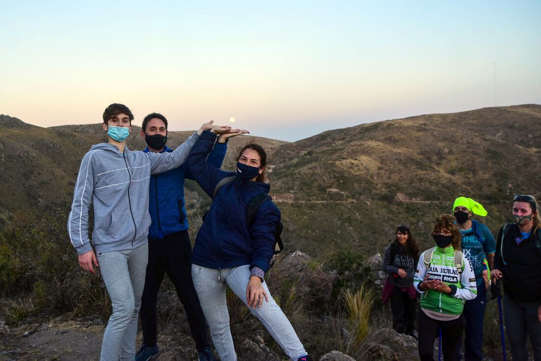 Una postal única. Eso fue lo que disfrutaron este viernes las 100 personas que subieron al cerro La Banderita al pie de la ciudad de La Falda. (La Voz)