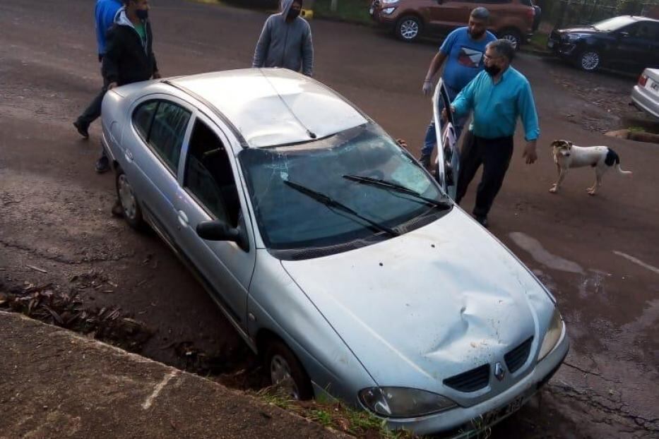 Las personas que estaban en el lugar ayudaron a dar vuelta el vehículo