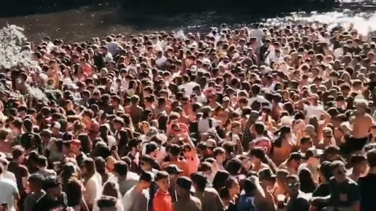 Masiva asistencia de jóvenes en la playa "El Codito".