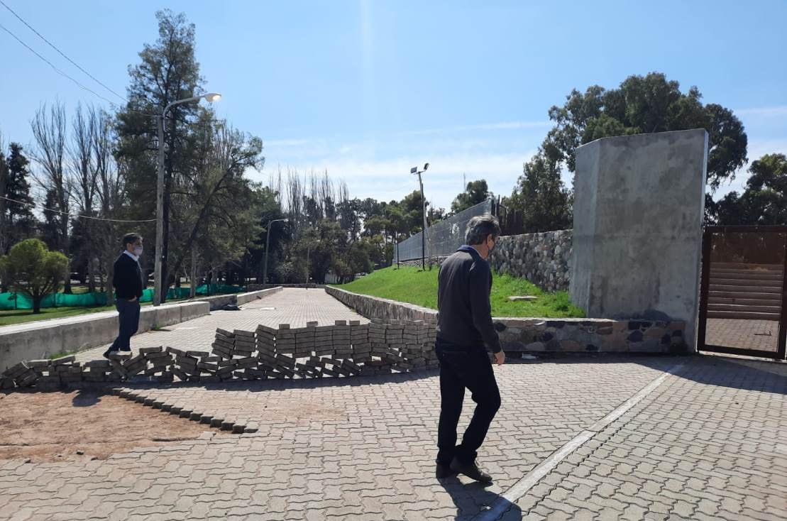 Vándalos levantaron el adoquinado en el parque de Los Jóvenes. 