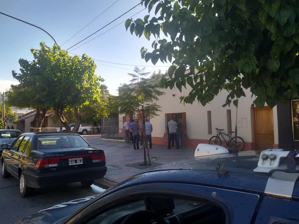 Imputaron al hombre que atacó a puñaladas con un cuchillo y una tijera a su madre y el padrastro mientras dormían
