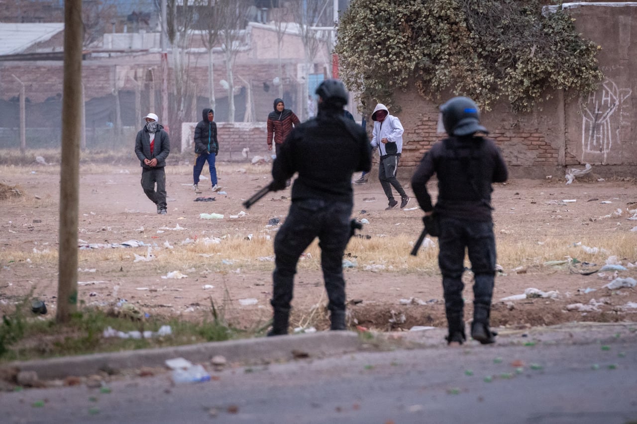 Efectivos policiales de la Unidad Motorizada de Acción Rápida y personal de otras fuerzas se enfrentaron con un grupo de personas en el interior del barrio Sant Teresita de Las Heras.
Según trascendió, cerca de las 15 de este martes un grupo de personas se reunió frente al depósito de Átomo supermercados ubicado en calle Álvarez Condarco, entre calle Los Lapachos y Dorrego. El grupo, la mayoría hombres jóvenes, quería iniciar un “piquete” frente al mencionado deposito.

Foto: Ignacio Blanco / Los Andes 