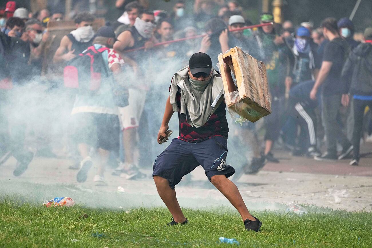 Los hinchas se unen a los jubilados que protestan por jubilaciones más altas. (AP)