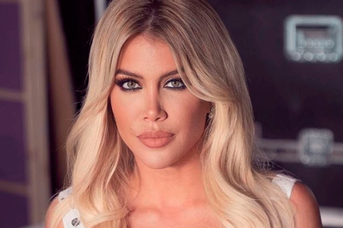 La jugada foto de Wanda Nara frente al espejo: se abrió la bata y no dejó nada a la imaginación