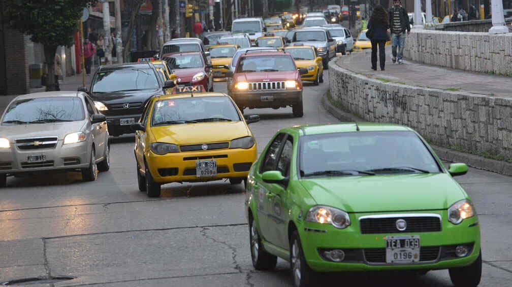 TAXIS Y REMISES. En la ciudad de Córdoba (Raimundo Viñuelas/Archivo).