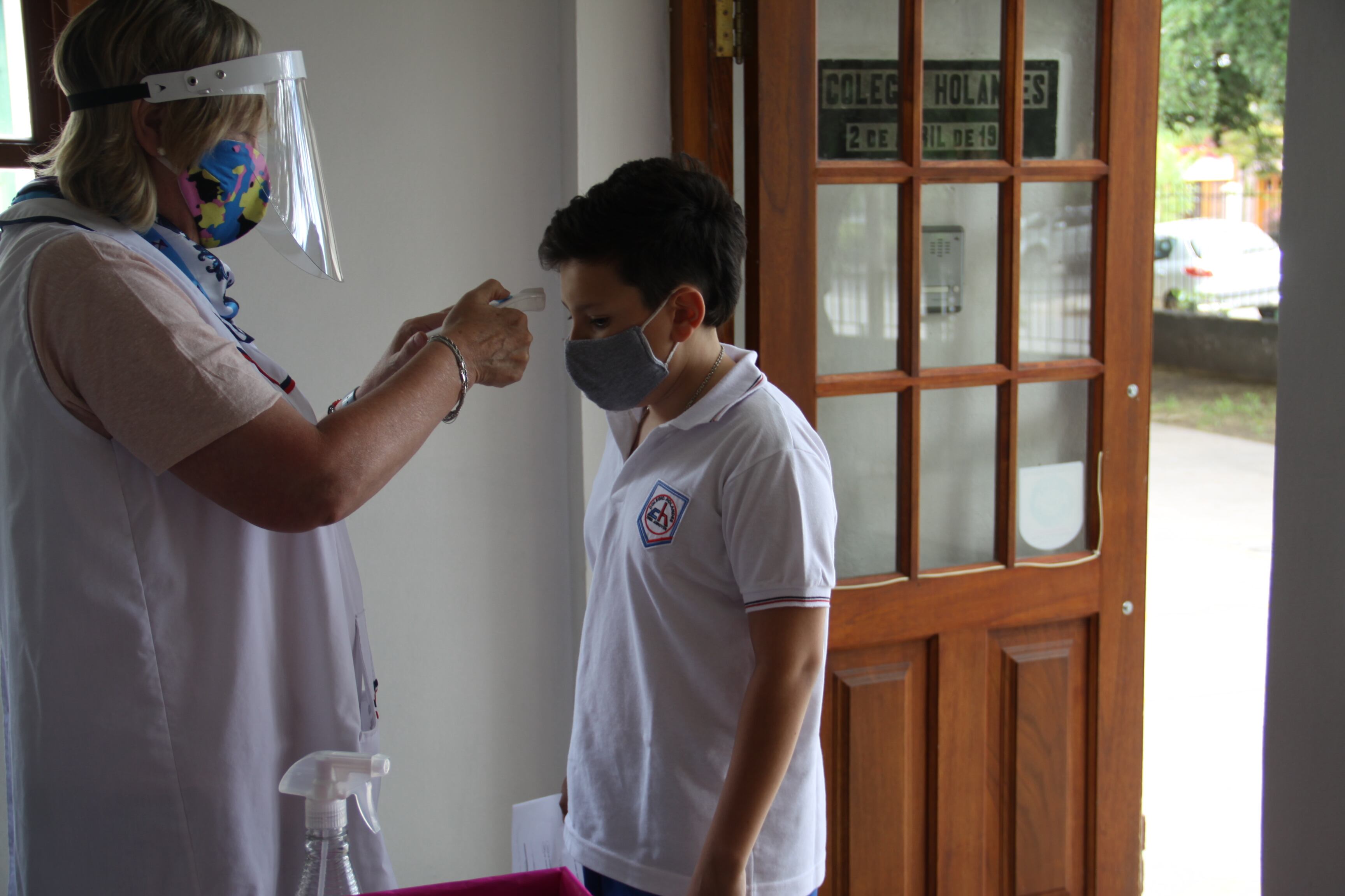 alumnos de sexto grado A de nivel Primario del Colegio Holandés comenzaron con las tareas de revinculación de las aulas